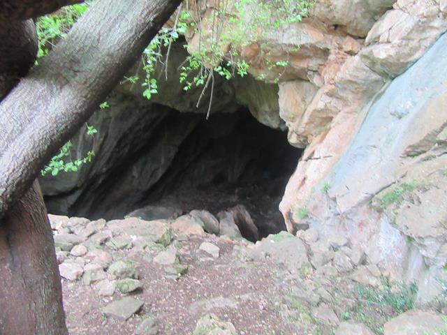 Entrada a la Cueva